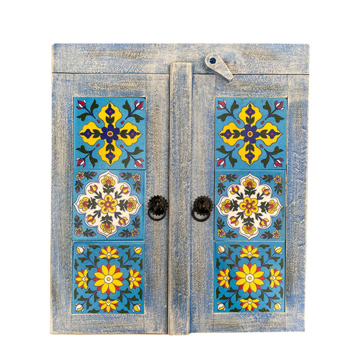 Blaues Badezimmerschränkchen mit orientalischen Fliesen