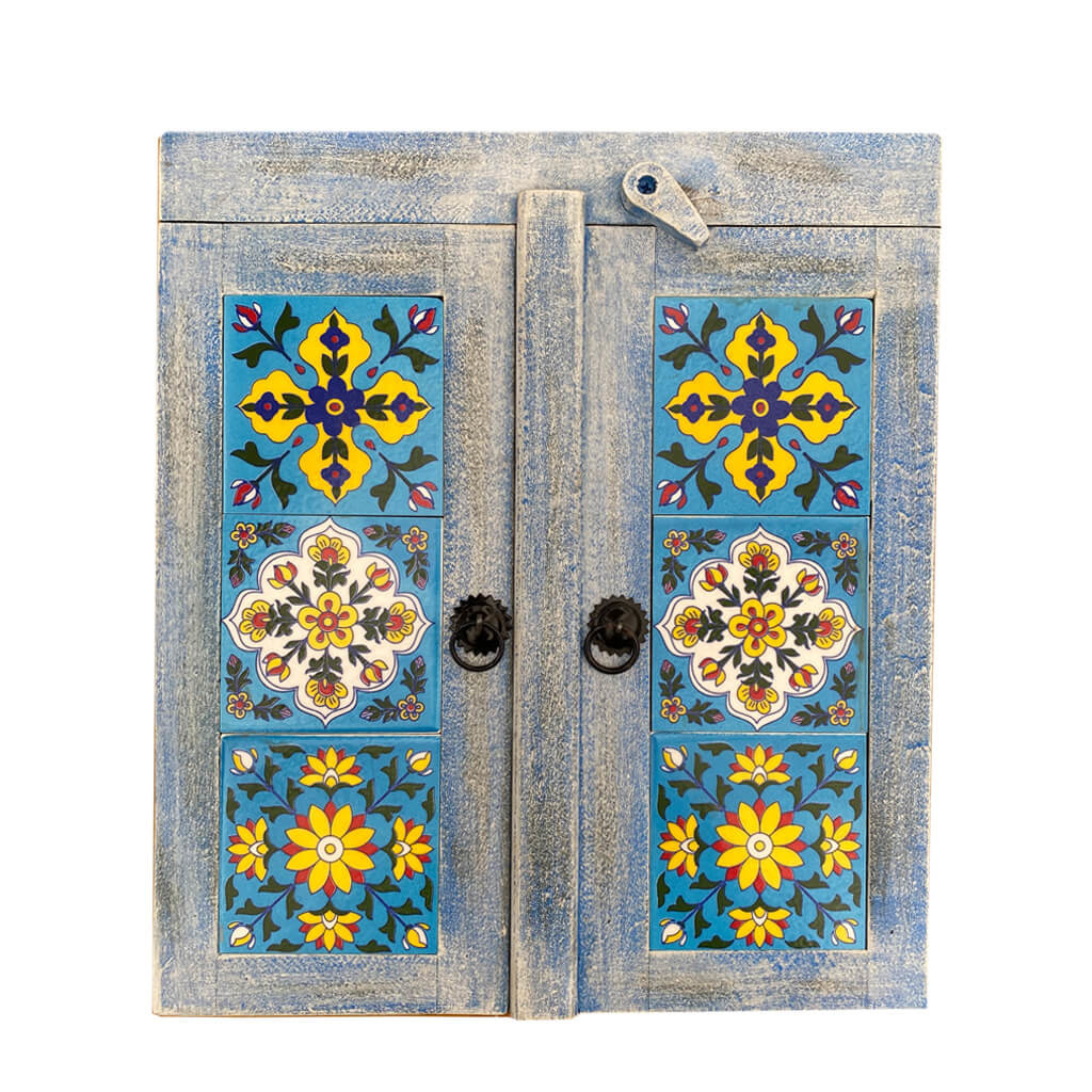 Blaues Badezimmerschränkchen mit orientalischen Fliesen