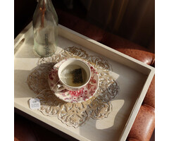 Weißes Tablett mit Lotusblume