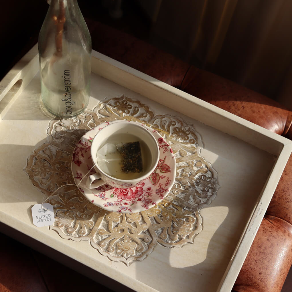 Weißes Tablett mit Lotusblume