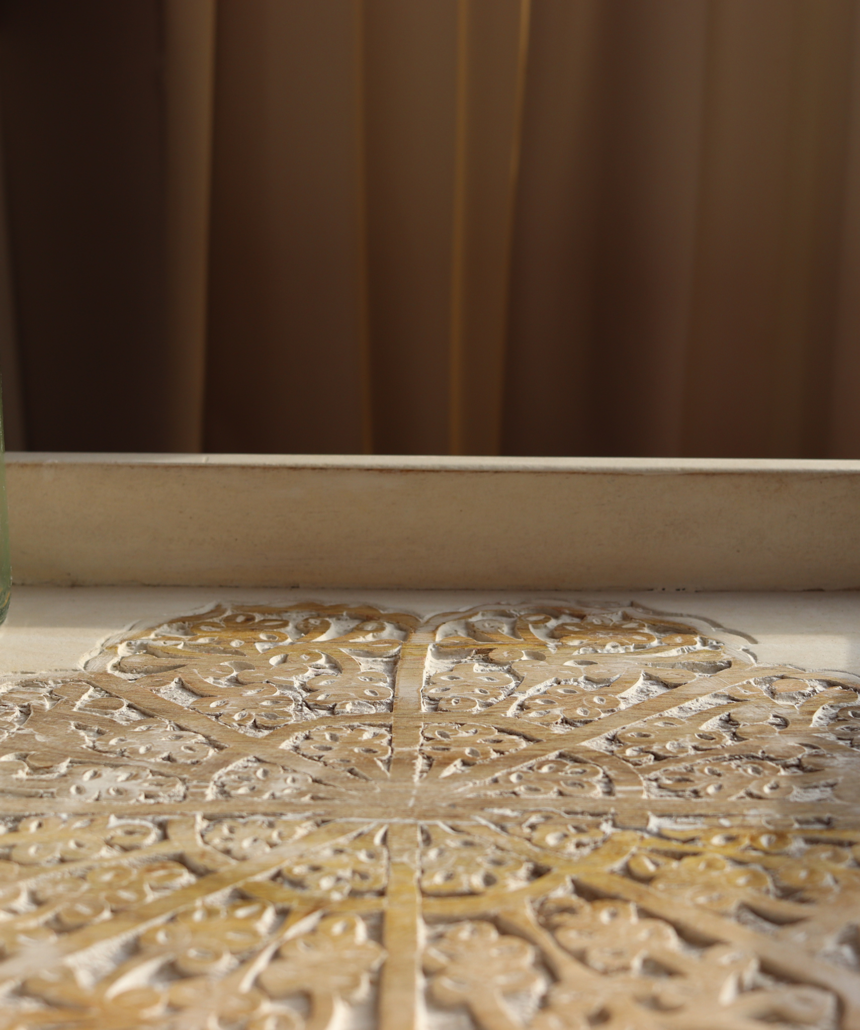 Weißes Tablett mit Lotusblume