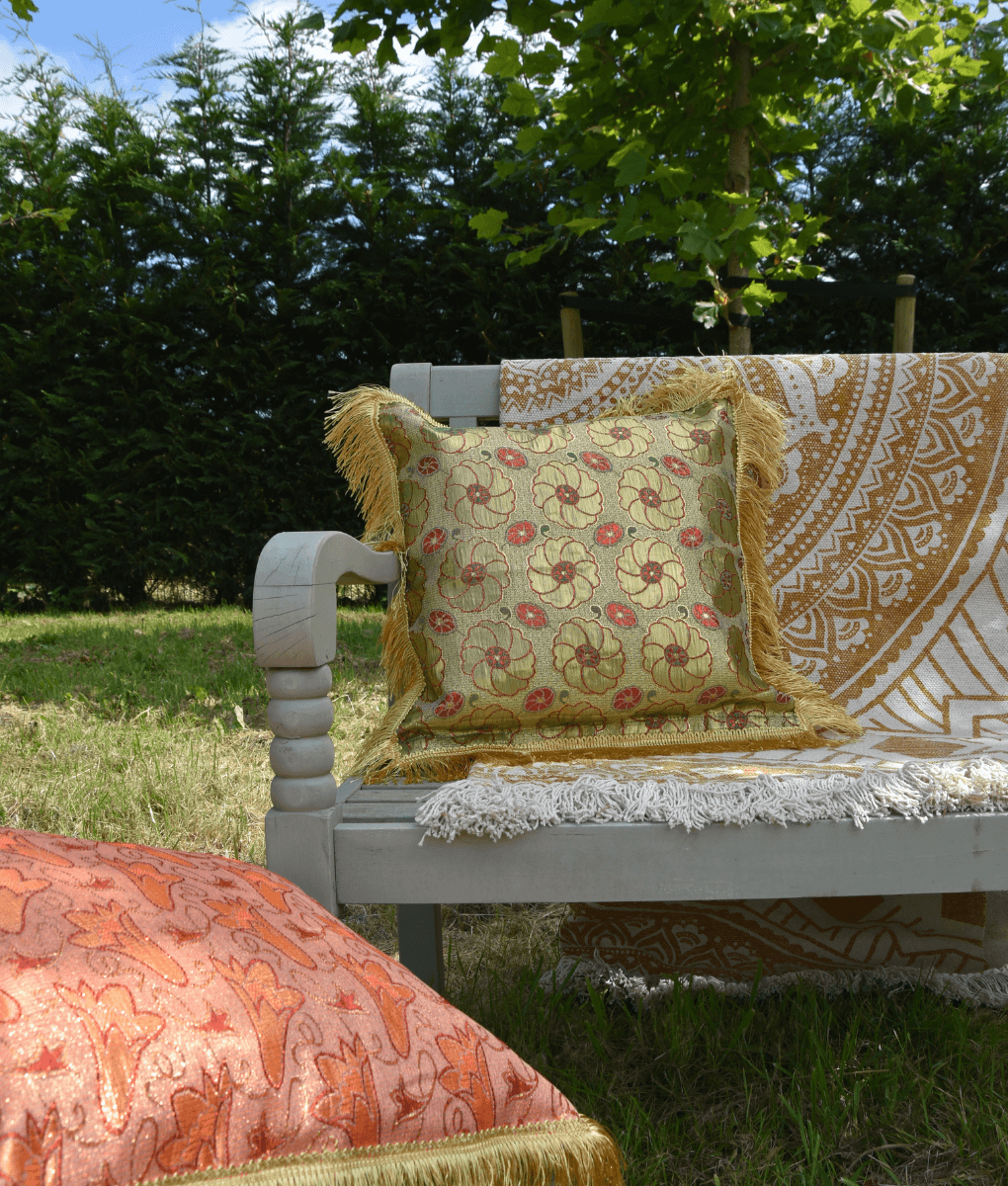 Luxuriöses Bali-Kissen - Blumenbombengrün