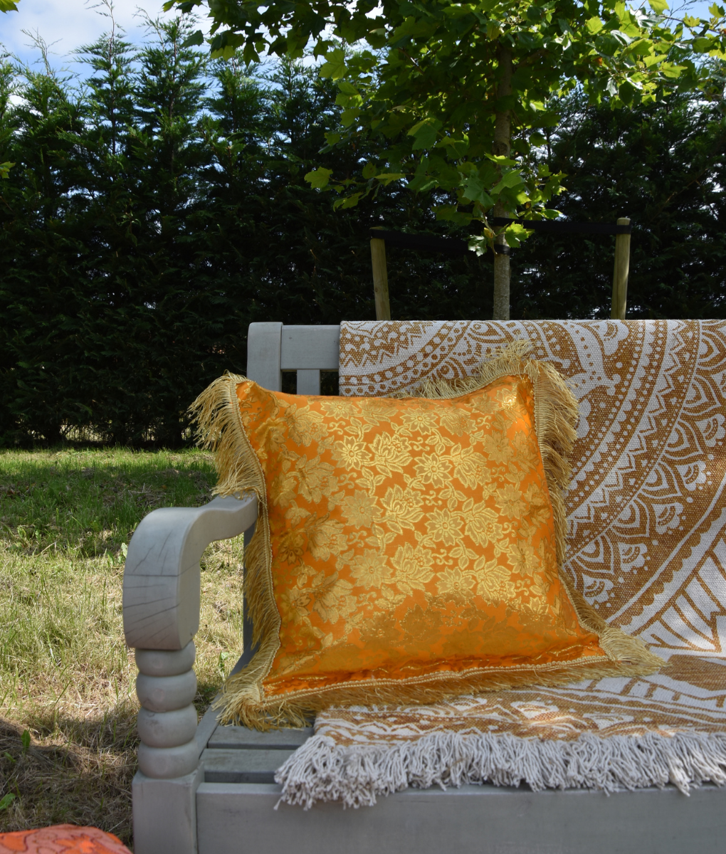 Luxuriöses Bali-Kissen - Orange Sonne