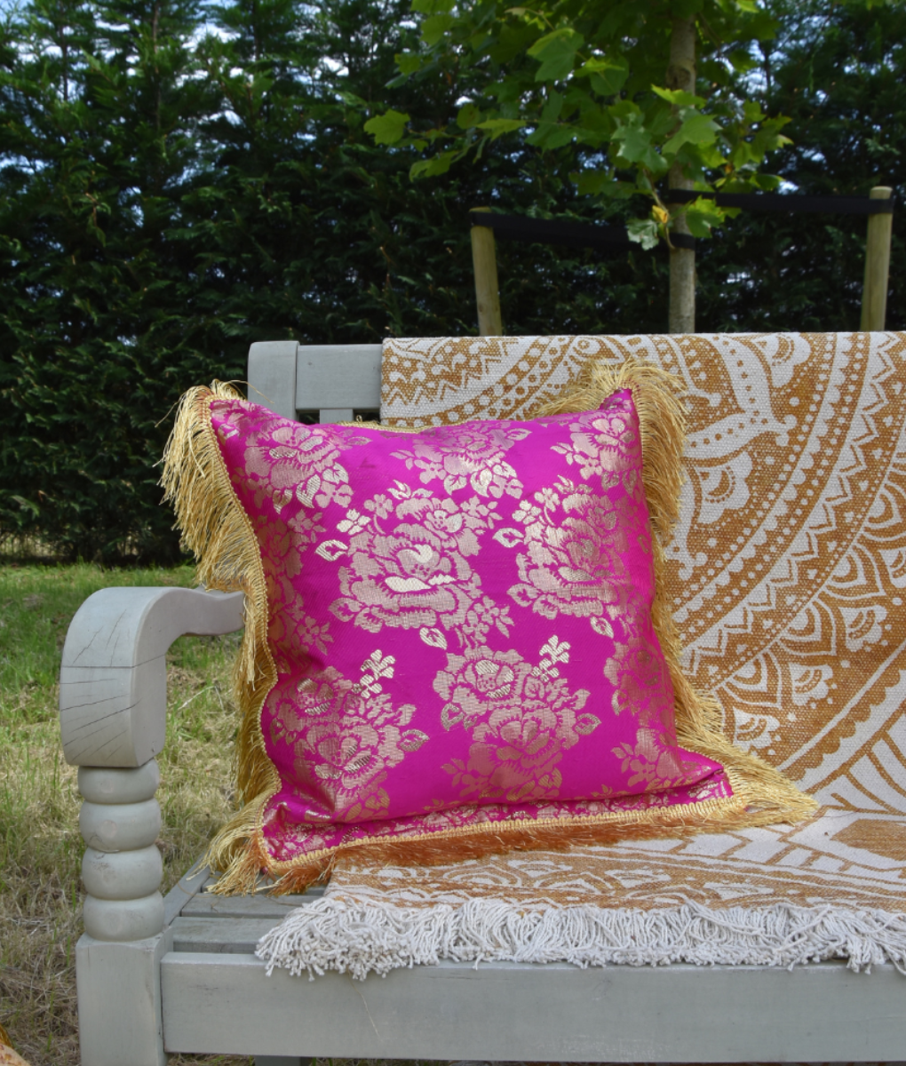 Luxuriöses Bali-Kissen - Fuchsia-Traum