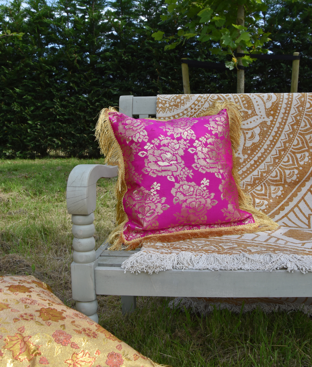 Luxuriöses Bali-Kissen - Fuchsia-Traum
