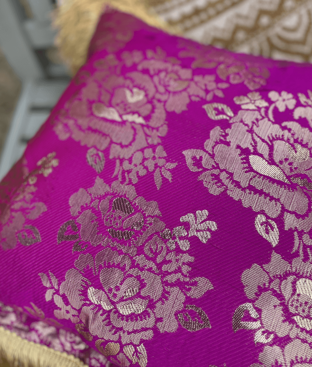 Luxuriöses Bali-Kissen - Fuchsia-Traum