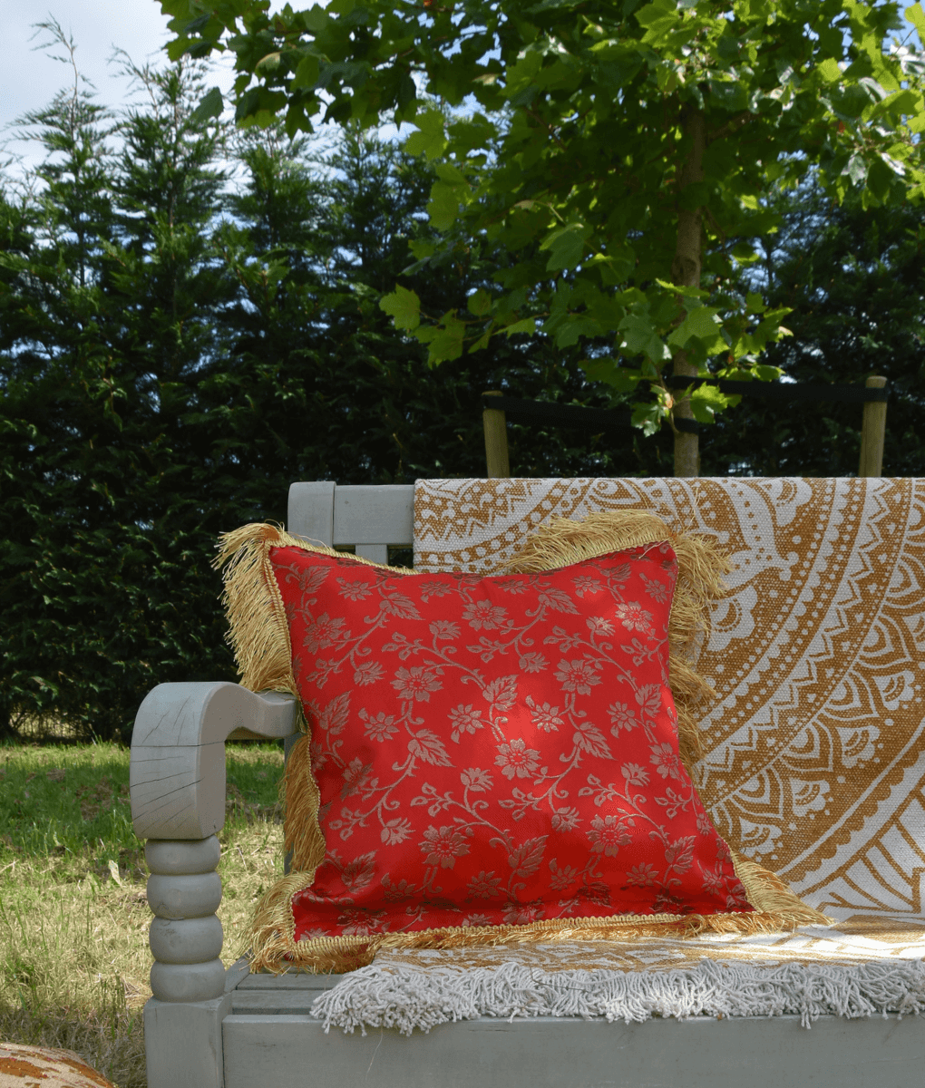 Luxuriöses Bali-Kissen, rote Blume
