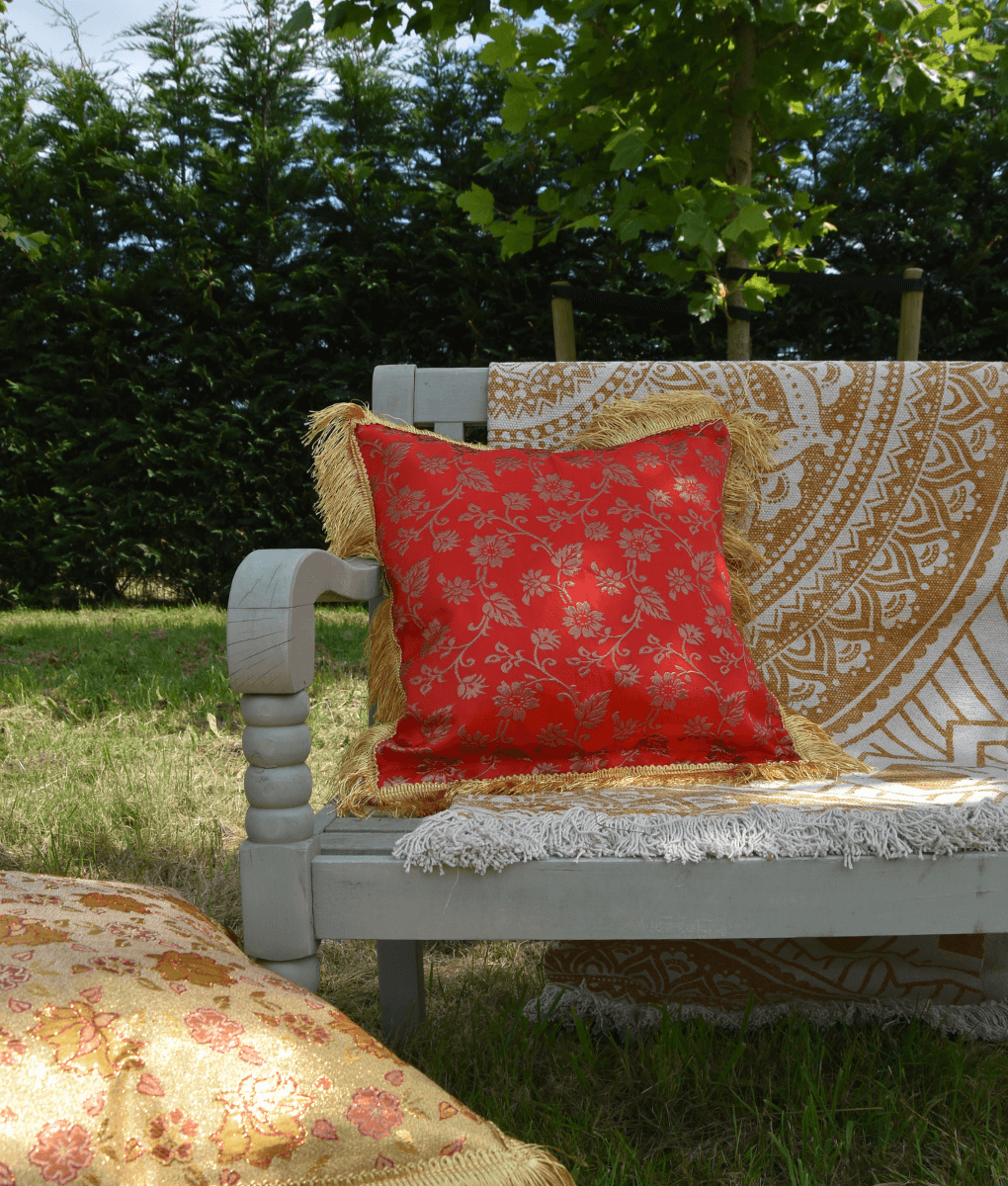 Luxuriöses Bali-Kissen, rote Blume