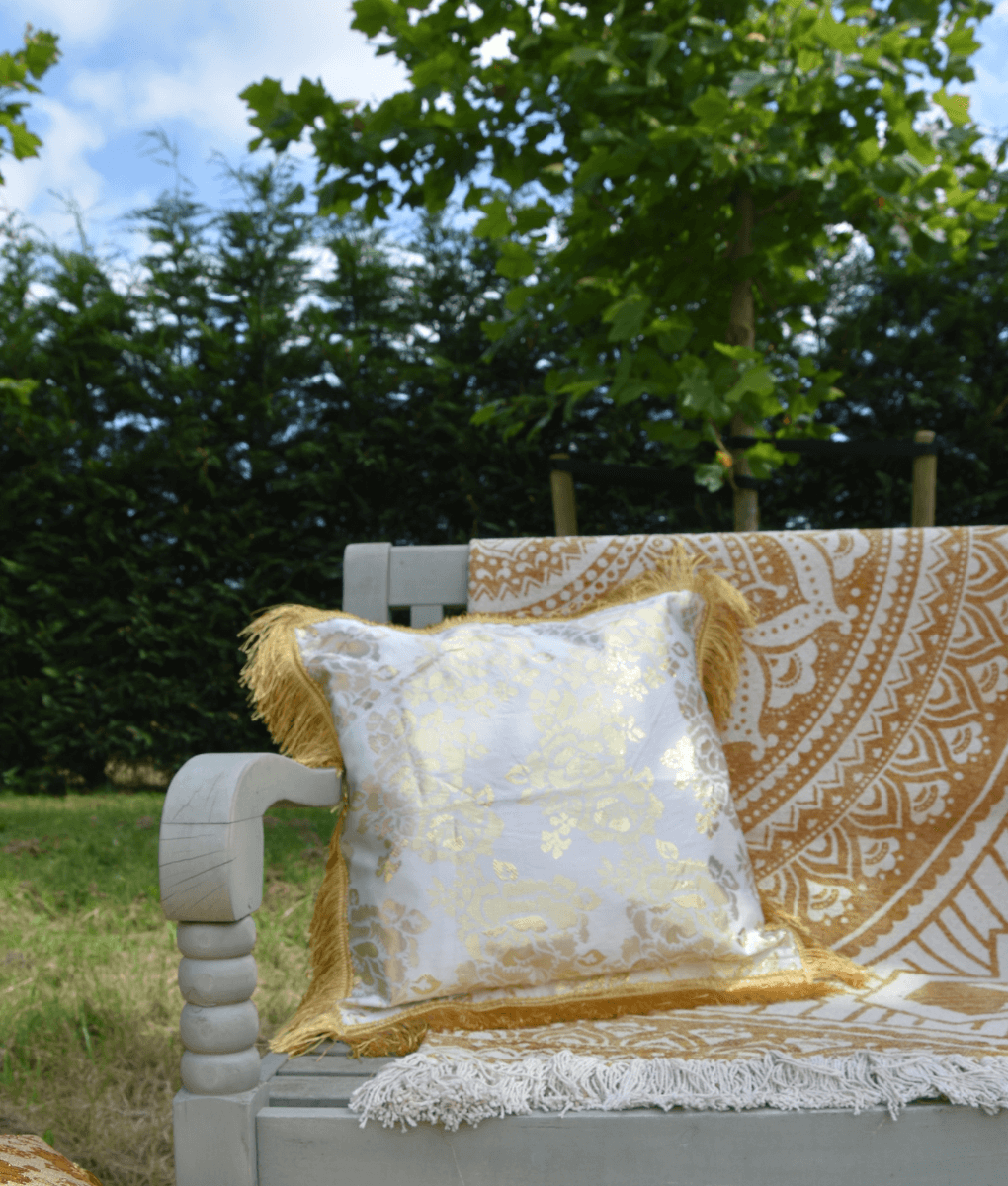 Luxuriöses Bali-Kissen - Weiße Rosen