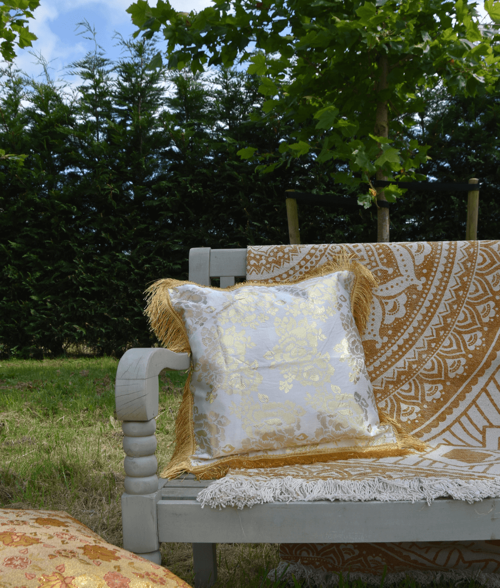 Luxuriöses Bali-Kissen - Weiße Rosen