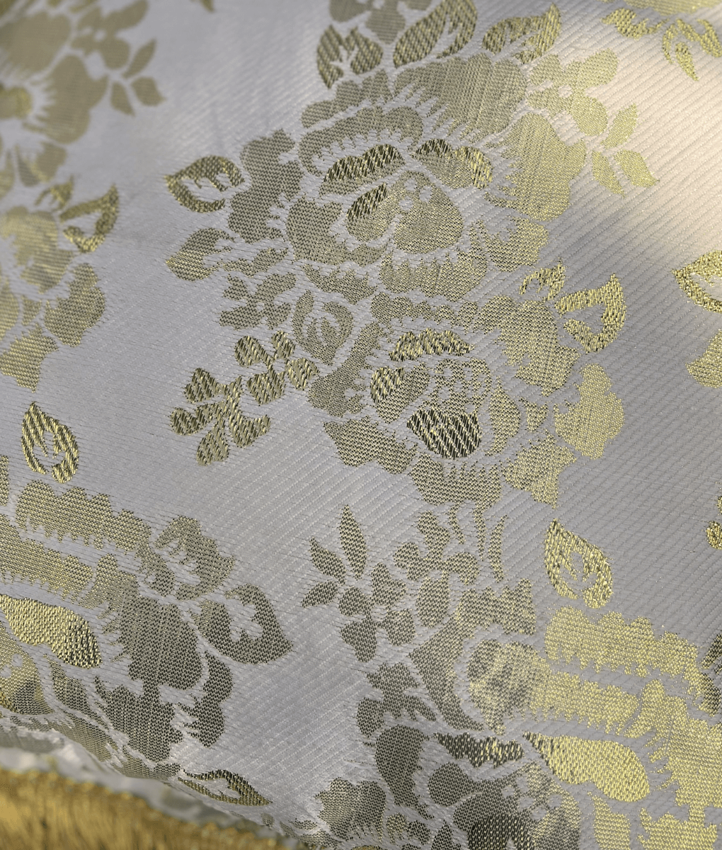 Luxuriöses Bali-Kissen - Weiße Rosen