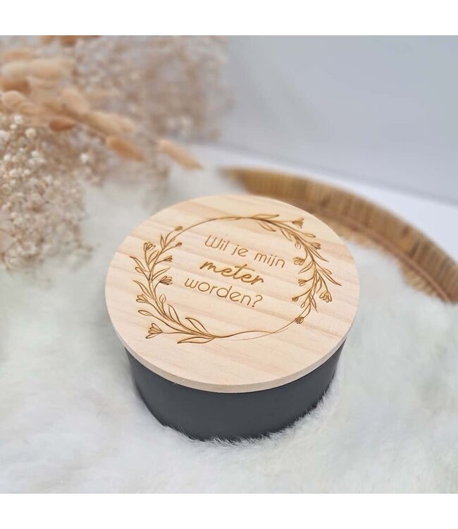 Geurkaars - Meter geschenk - zwart of wit met gegraveerd houten deksel