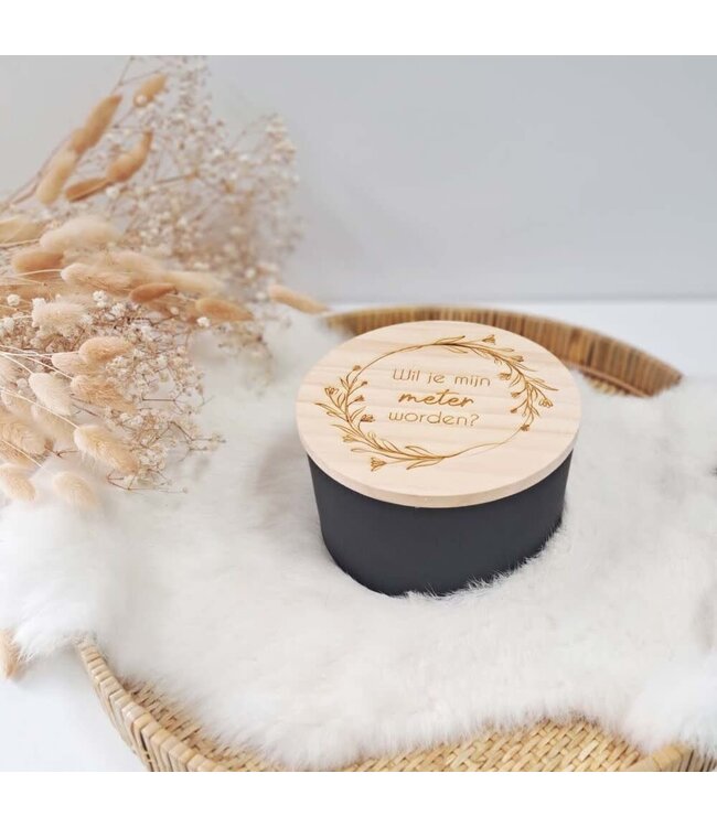 Geurkaars - Meter geschenk - zwart of wit met gegraveerd houten deksel