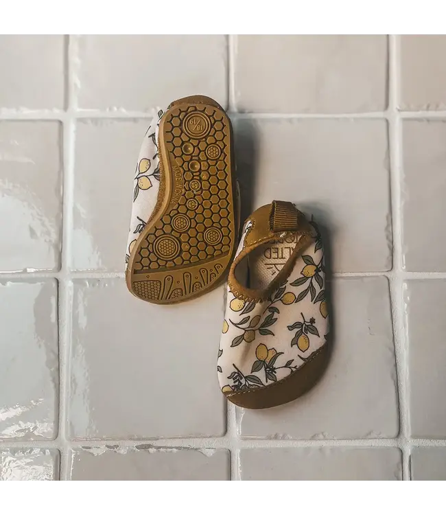 Salted stories - Water shoes Lemons