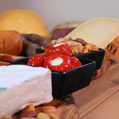 Mit Frischkäse gefüllte Paprikaschoten