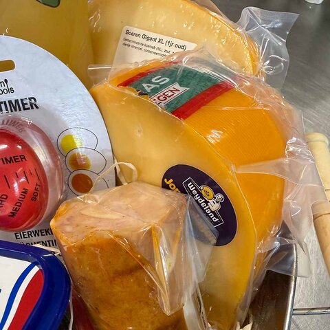 Kaas & Borrelz Luxuriöses Osterbrunch-Tablett aus Zink – Geschenkset mit Eieruhr, Käse und mehr