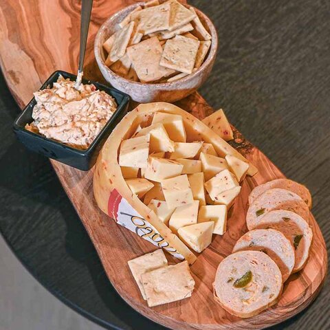 Kaas & Borrelz Vuurplank Borrelplank S – Een Exclusieve Pittige Kaas, Kruidige Worst en Robuuste Smaken