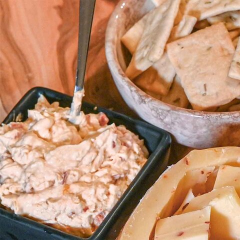 Kaas & Borrelz Fire Board Snack Platter S – An Explosion of Exclusive Spicy Cheese, Flavorful Sausage and Bold Tastes