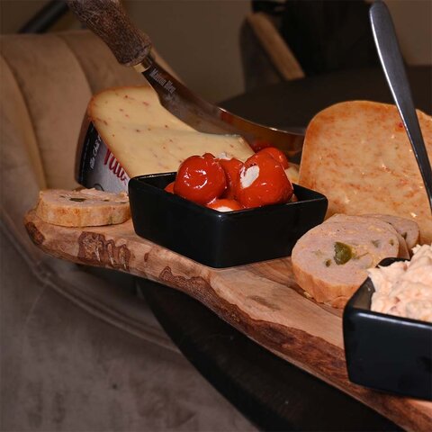 Kaas & Borrelz Feuerplatte XL – Extra große Snackplatte mit drei würzigen Käsesorten, mit Frischkäse gefüllten Paprika und köstlichen Snacks für das ultimative Genusserlebnis