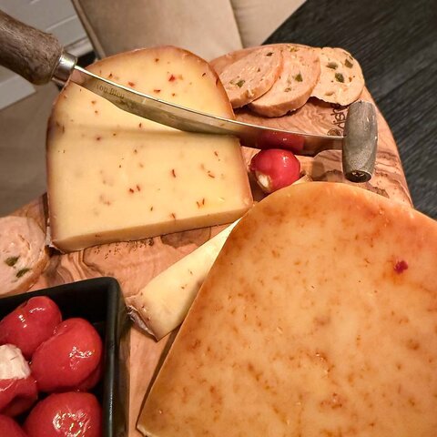 Kaas & Borrelz Feuerplatte XL – Extra große Snackplatte mit drei würzigen Käsesorten, mit Frischkäse gefüllten Paprika und köstlichen Snacks für das ultimative Genusserlebnis