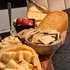 Kaas & Borrelz Feuerplatte XL – Extra große Snackplatte mit drei würzigen Käsesorten, mit Frischkäse gefüllten Paprika und köstlichen Snacks für das ultimative Genusserlebnis
