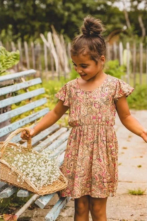 Vrolijke bloemenprint jurk hippe kinderkleding