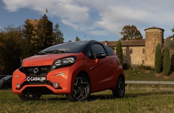 Casalini brommobiel op een grasveld voor een kasteel