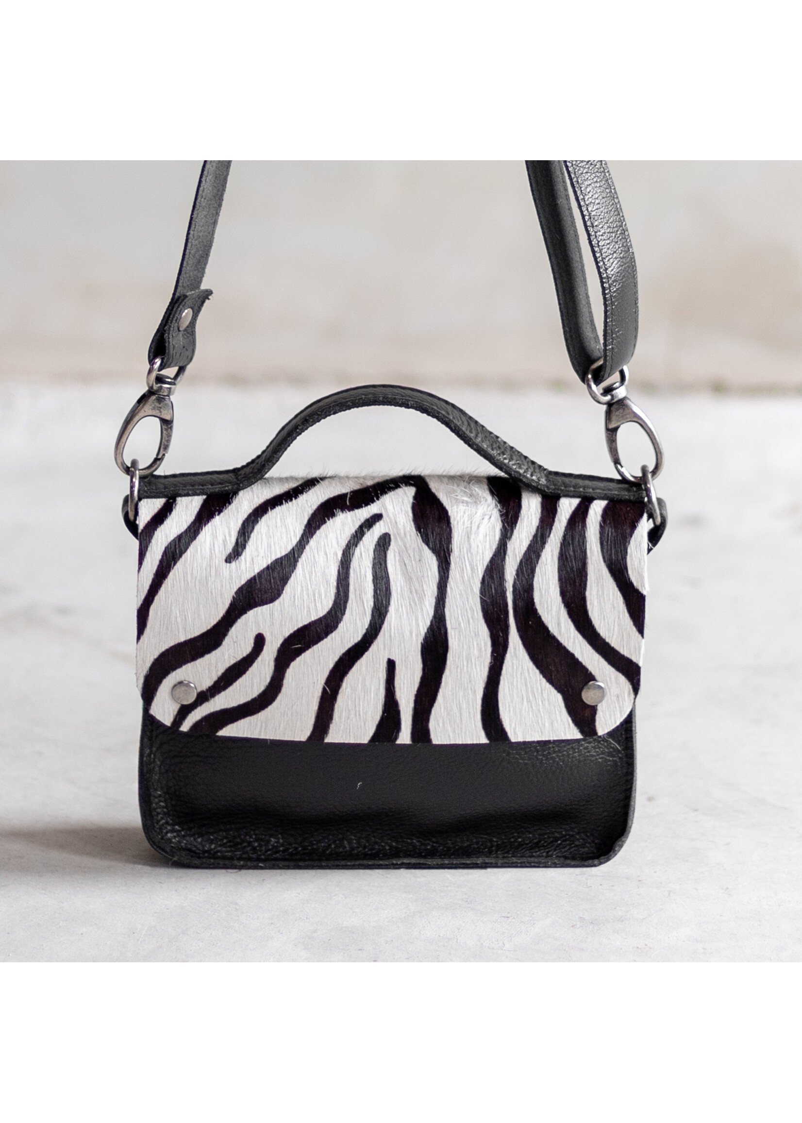 Van Buren sinds 1861 Schoudertas Maren van Zwart Leder met Zebra Print Koeienhuid Klep