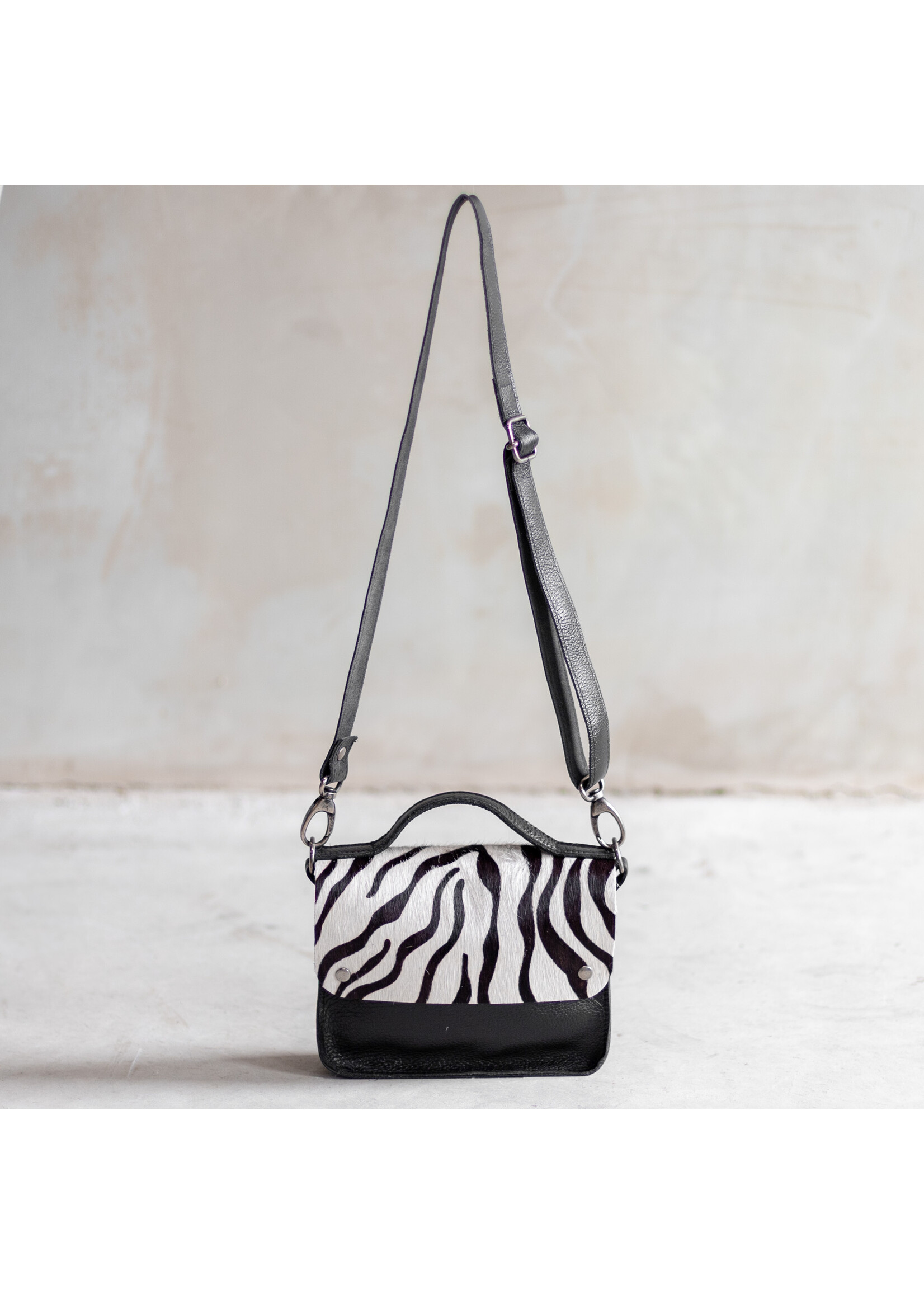 Van Buren sinds 1861 Schoudertas Maren van Zwart Leder met Zebra Print Koeienhuid Klep