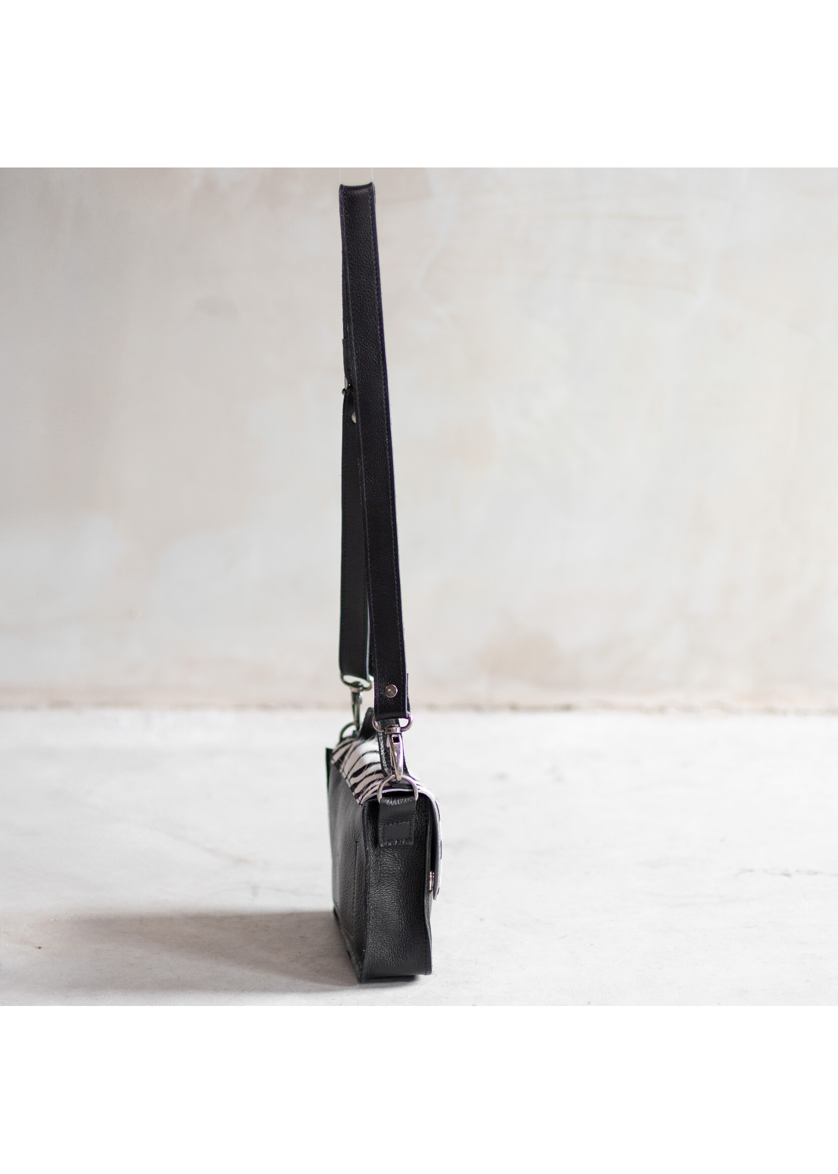 Van Buren sinds 1861 Schoudertas Maren van Zwart Leder met Zebra Print Koeienhuid Klep