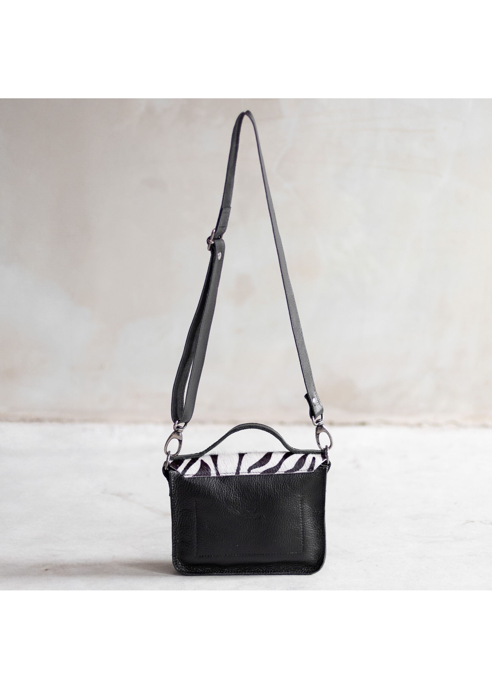 Van Buren sinds 1861 Schoudertas Maren van Zwart Leder met Zebra Print Koeienhuid Klep