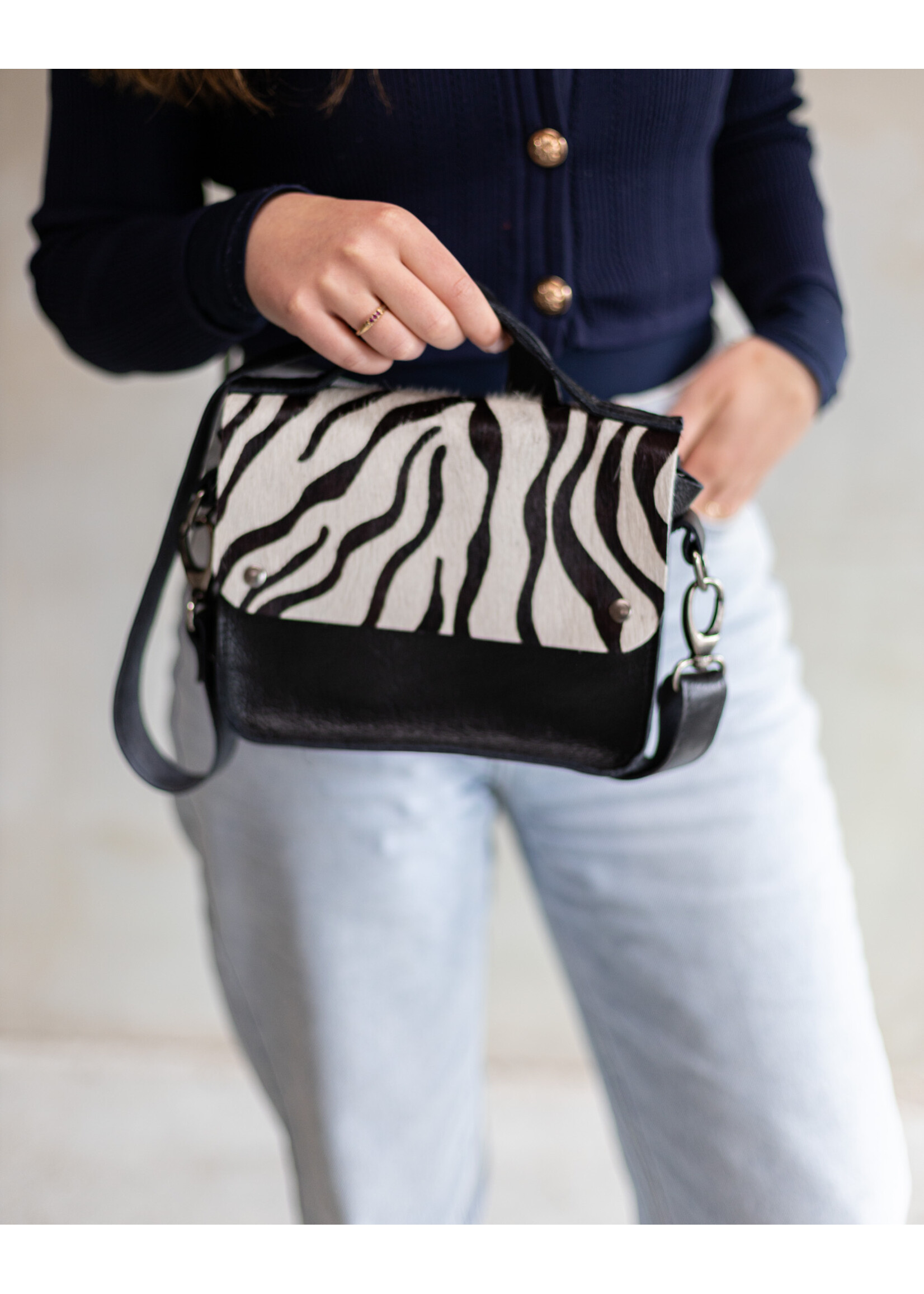 Van Buren sinds 1861 Schoudertas Maren van Zwart Leder met Zebra Print Koeienhuid Klep