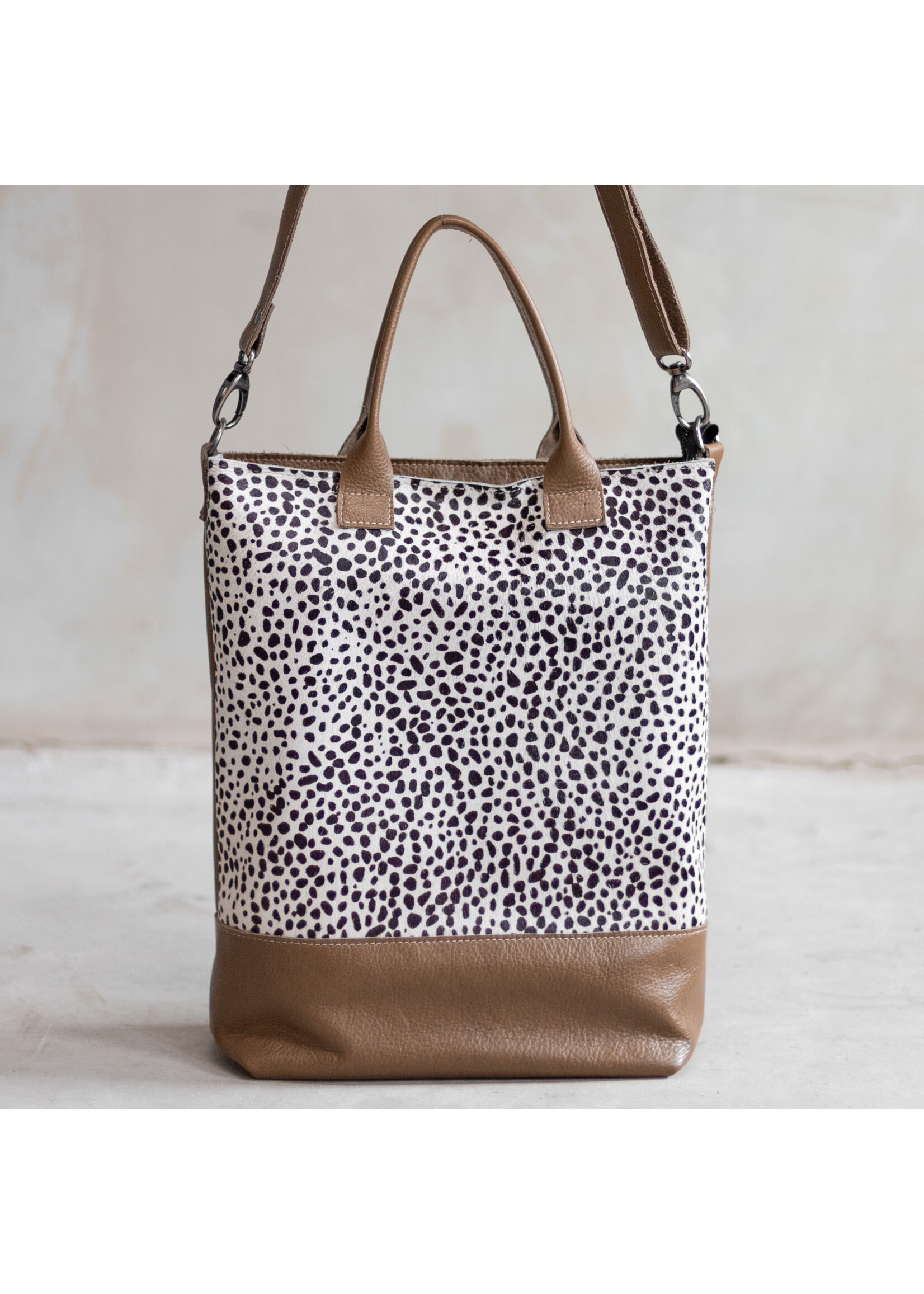 Van Buren sinds 1861 Schoudertas Jolie van Zand Leder en mini-Dalmatiër Print Koeienhuid