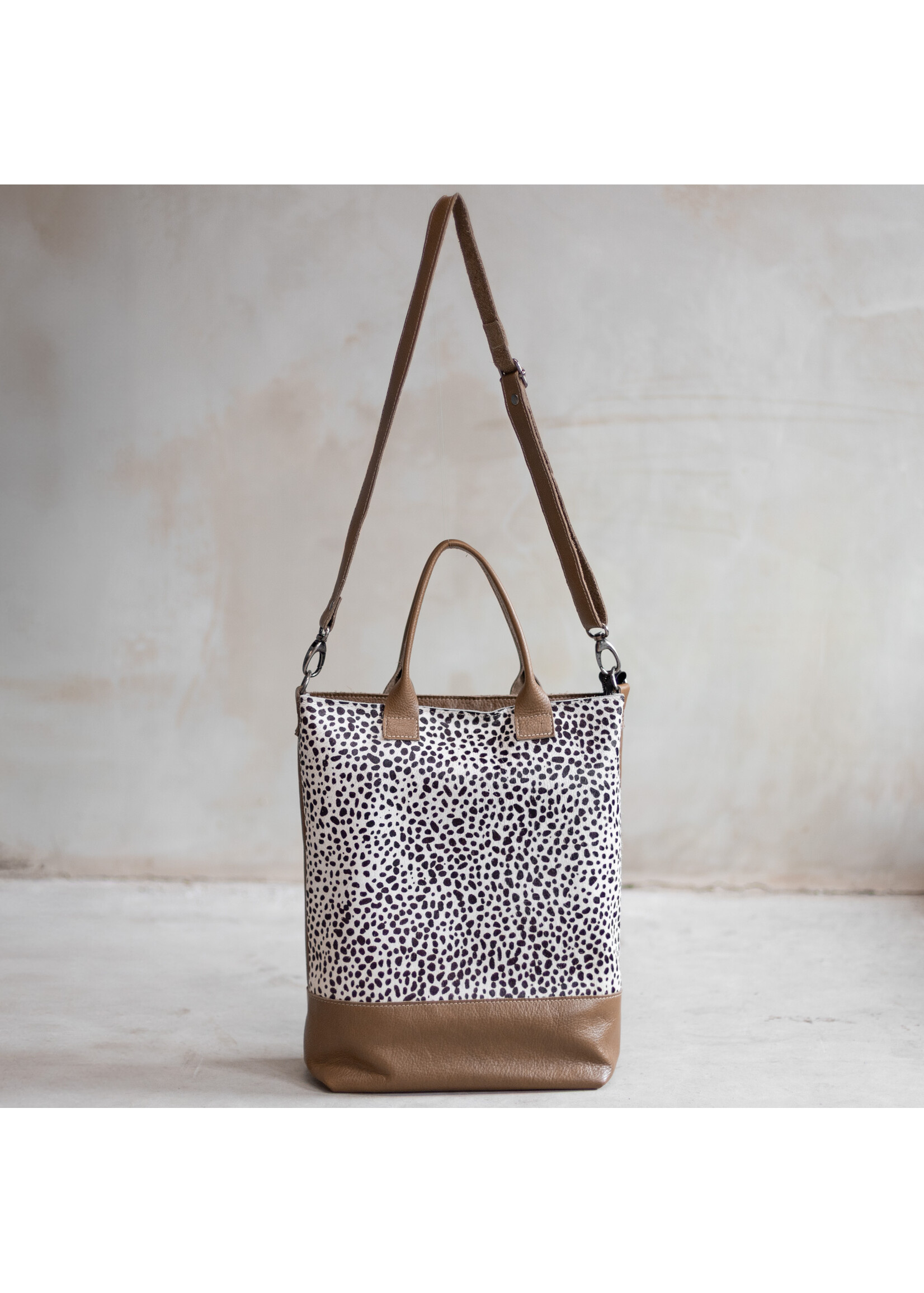 Van Buren sinds 1861 Schoudertas Jolie van Zand Leder en mini-Dalmatiër Print Koeienhuid
