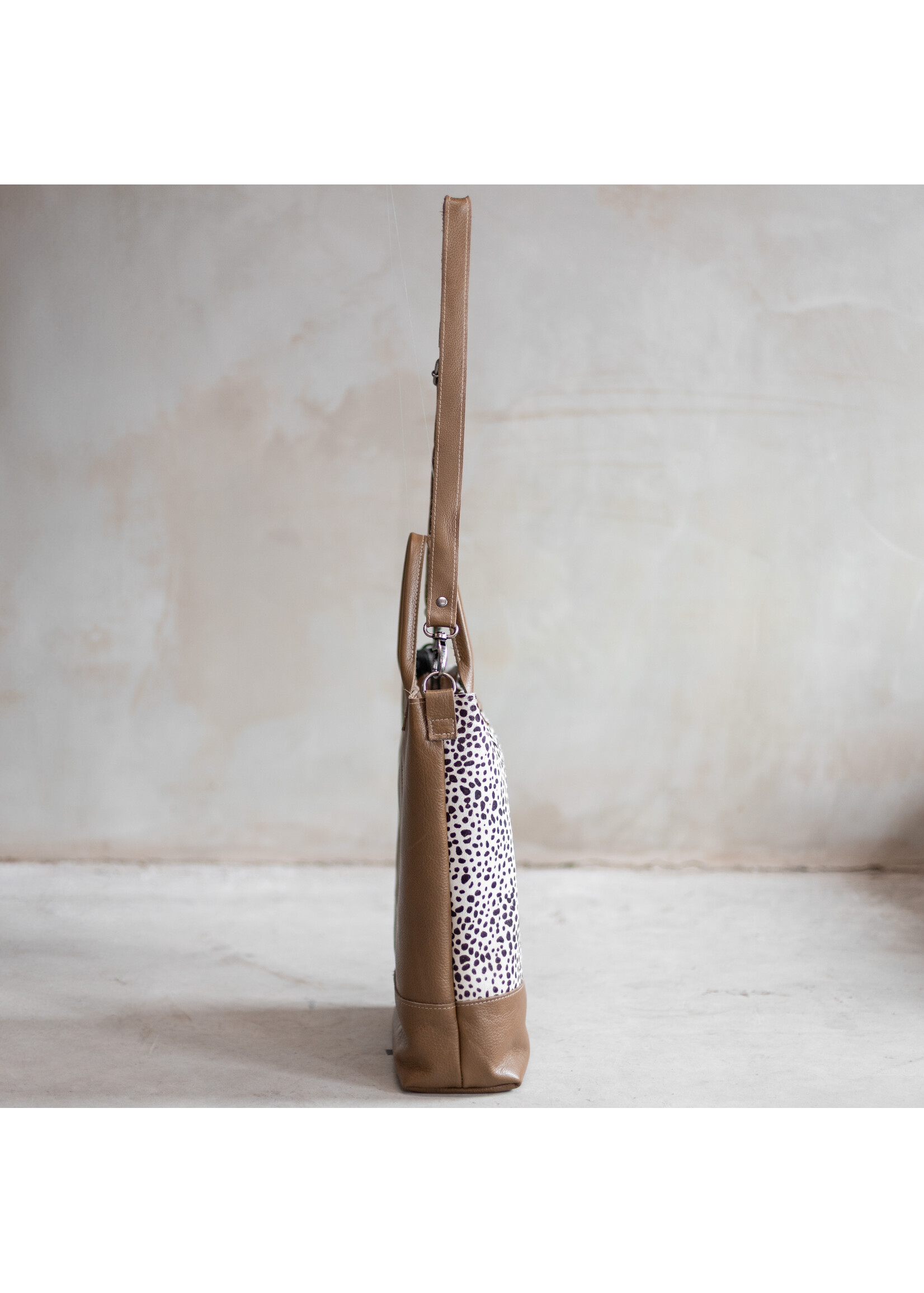 Van Buren sinds 1861 Schoudertas Jolie van Zand Leder en mini-Dalmatiër Print Koeienhuid