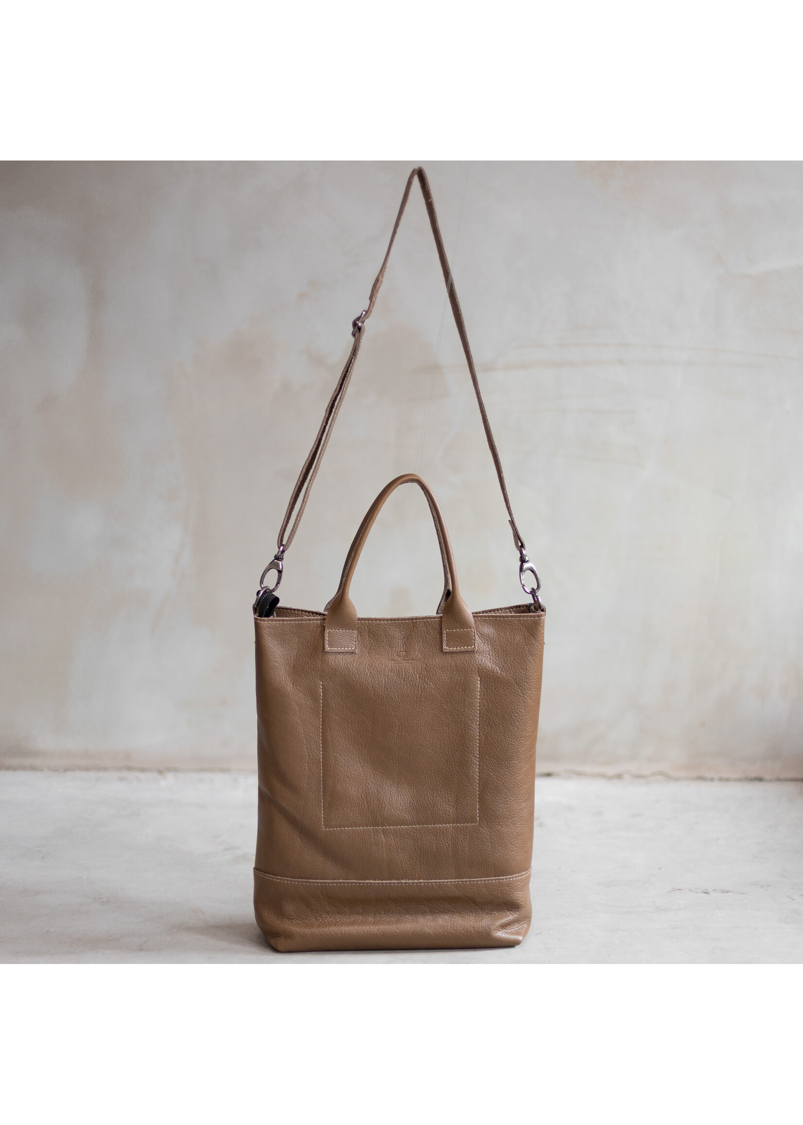 Van Buren sinds 1861 Schoudertas Jolie van Zand Leder en mini-Dalmatiër Print Koeienhuid