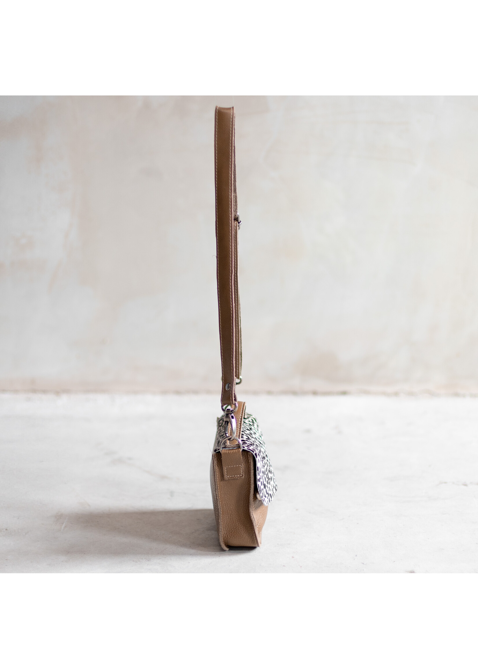 Van Buren sinds 1861 Schoudertas Maren van Zand Leder met mini-Dalmatiër Print Koeienhuid Klep