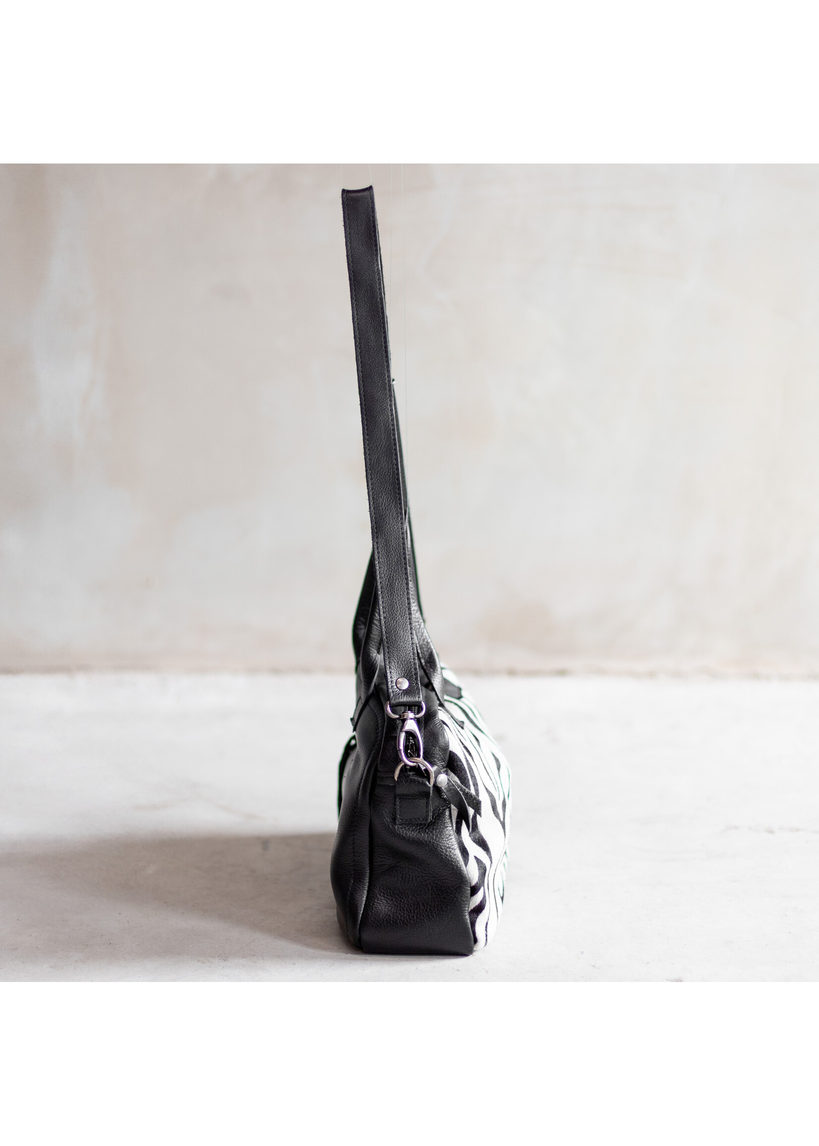 Van Buren sinds 1861 Schoudertas Milou van Zwart Leder en Zebra Print Koeienhuid