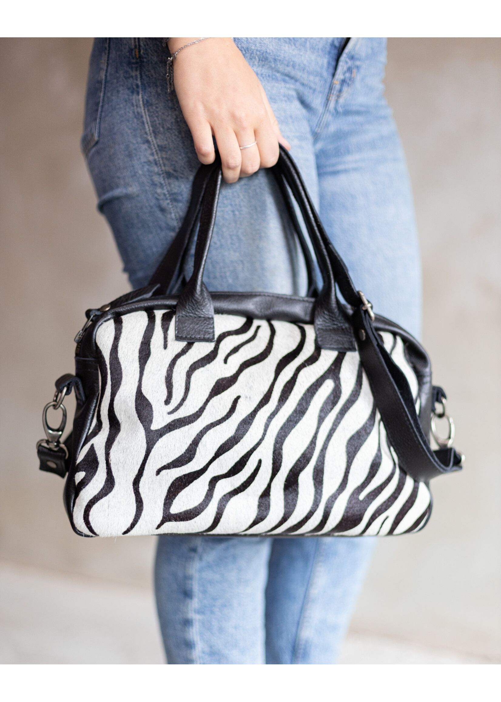 Van Buren sinds 1861 Schoudertas Milou van Zwart Leder en Zebra Print Koeienhuid