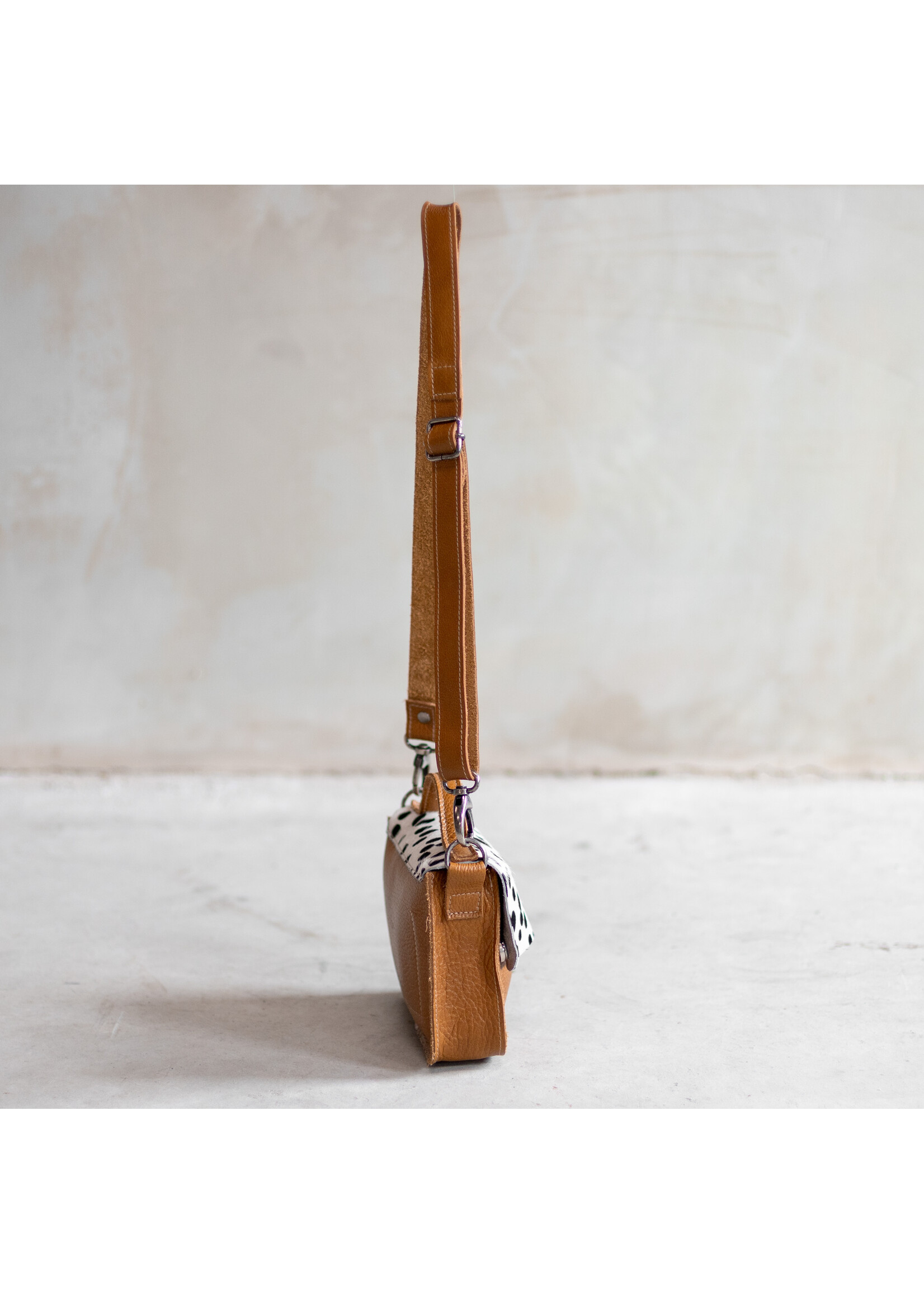 Van Buren sinds 1861 Schoudertas Maren van Cognac Leder met Dalmatiër Print Koeienhuid Klep