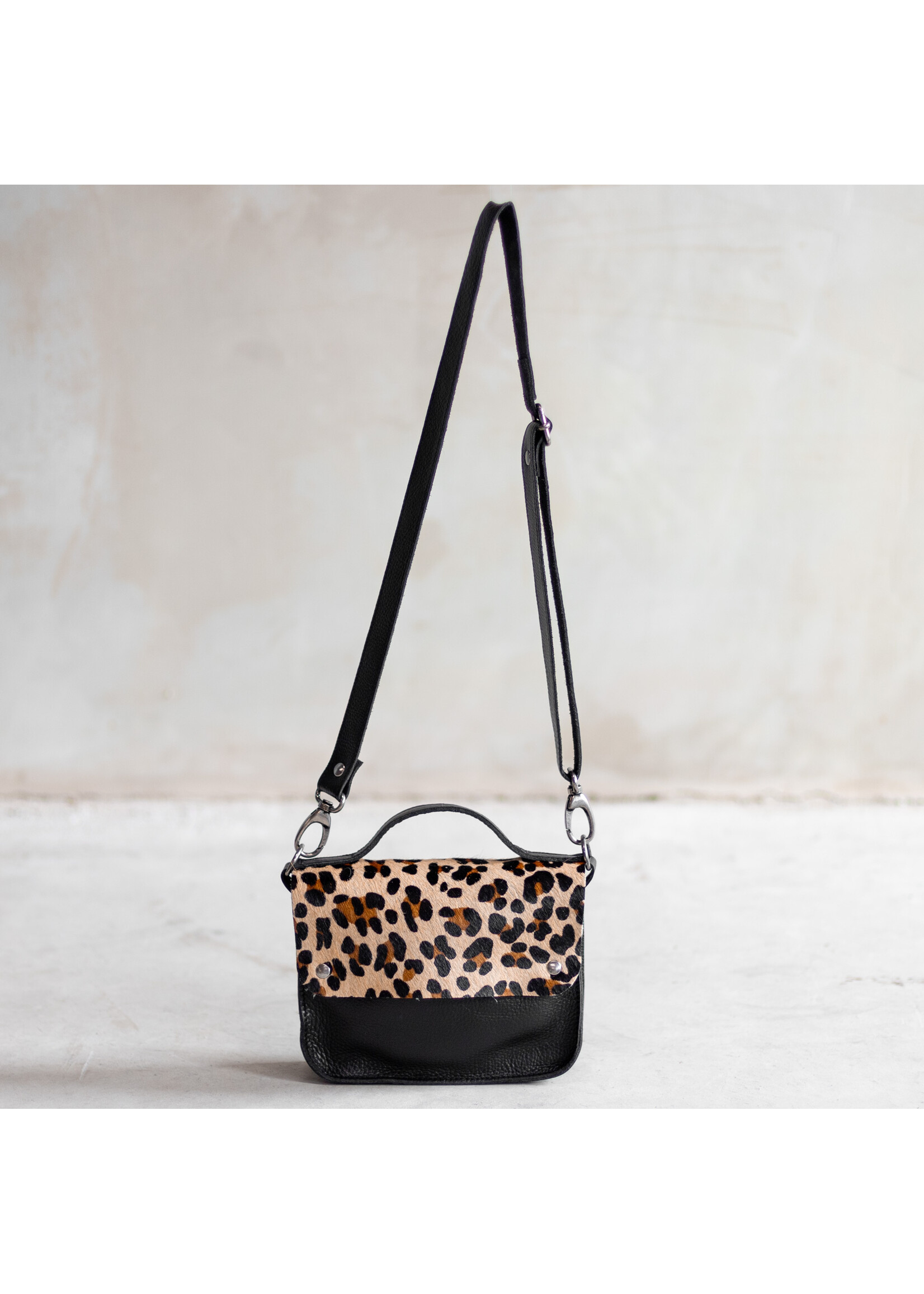 Van Buren sinds 1861 Schoudertas Maren van Zwart Leder met Panter Print Koeienhuid Klep