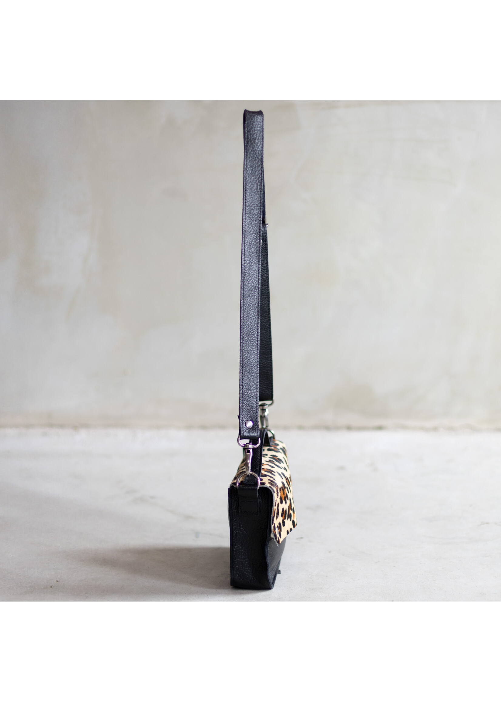 Van Buren sinds 1861 Schoudertas Maren van Zwart Leder met Panter Print Koeienhuid Klep