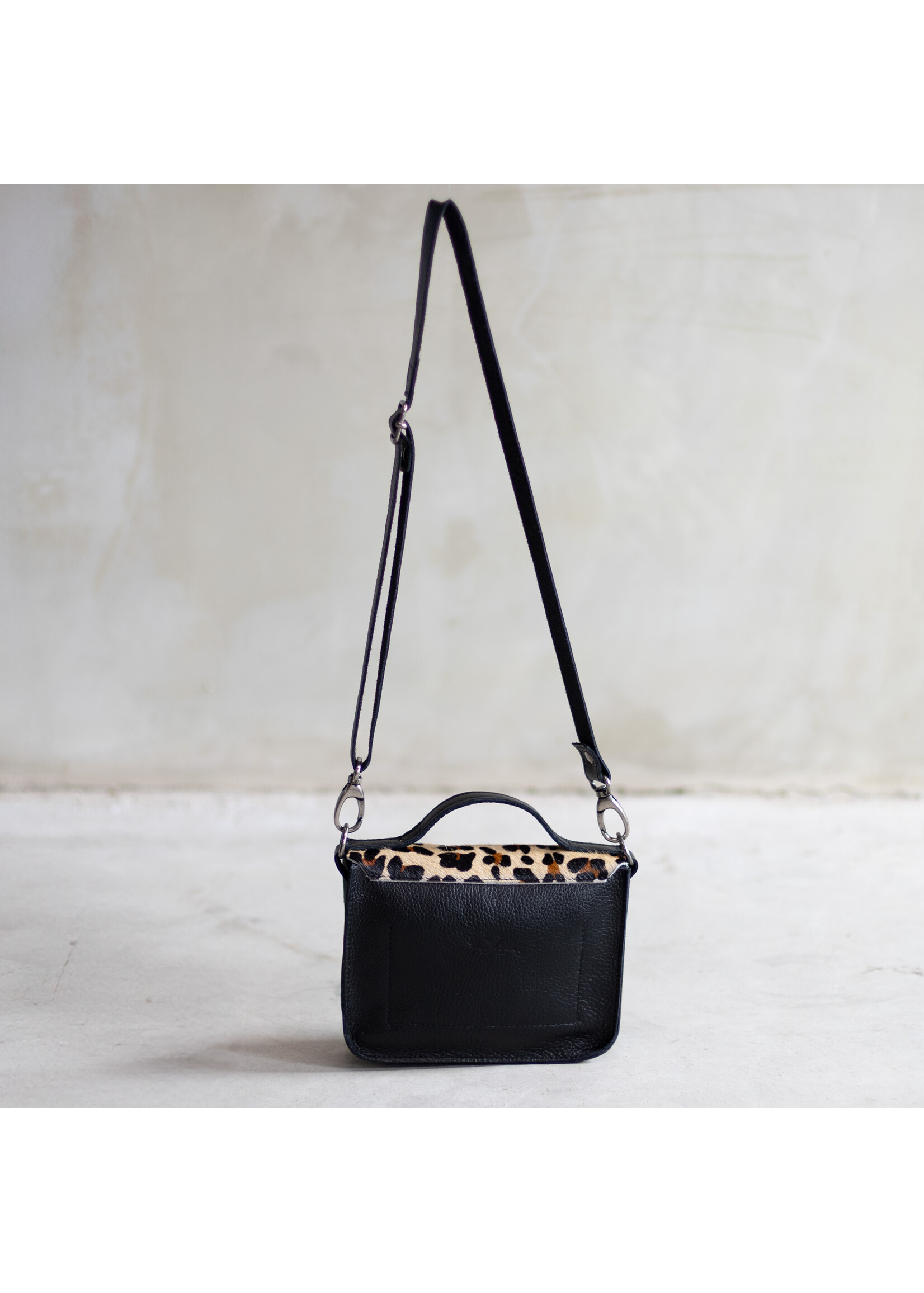 Van Buren sinds 1861 Schoudertas Maren van Zwart Leder met Panter Print Koeienhuid Klep