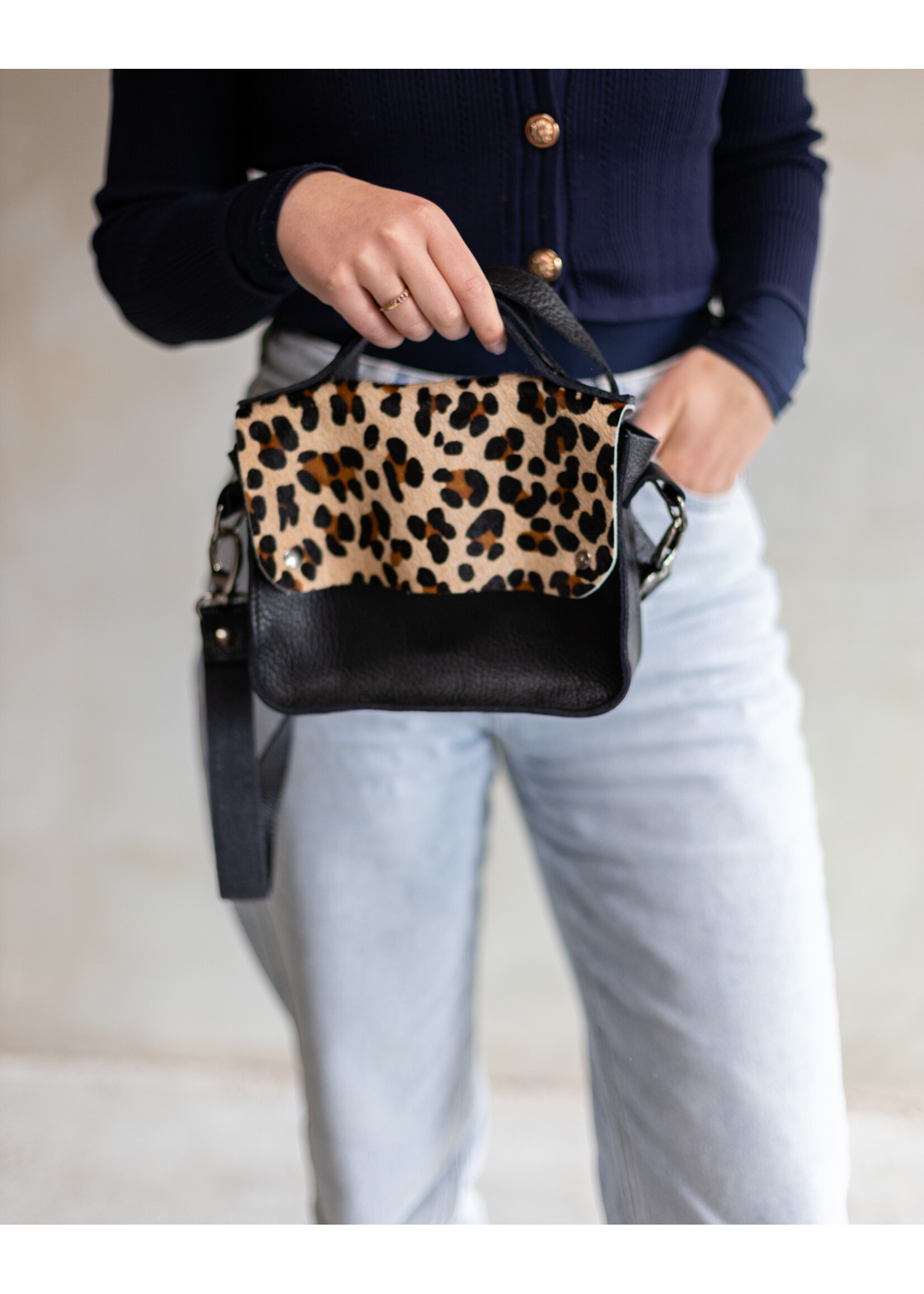 Van Buren sinds 1861 Schoudertas Maren van Zwart Leder met Panter Print Koeienhuid Klep