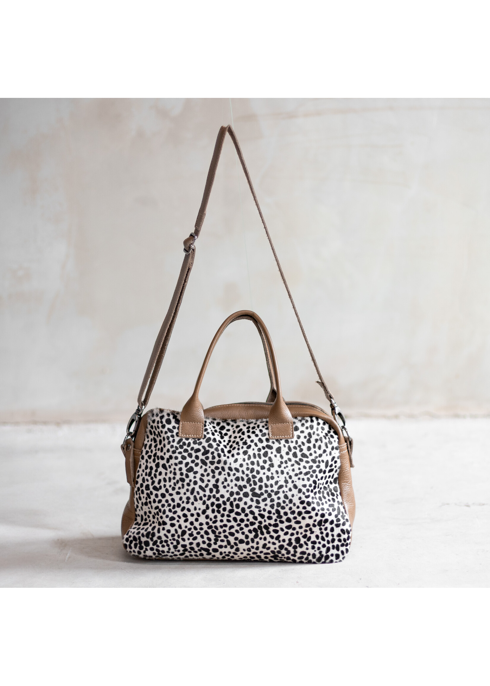 Van Buren sinds 1861 Schoudertas Milou van Zand Leder en Dalmatiër Print Koeienhuid