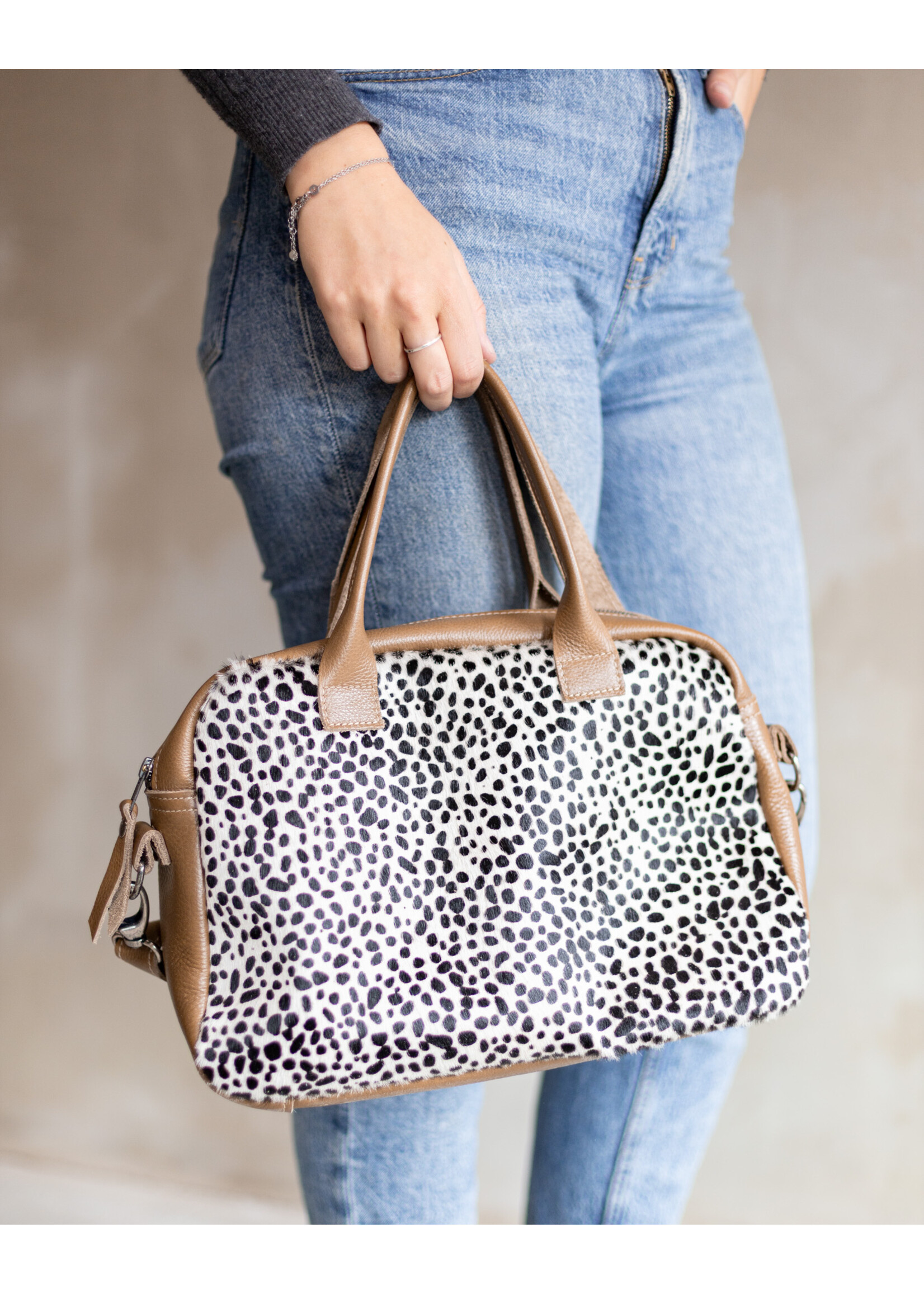 Van Buren sinds 1861 Schoudertas Milou van Zand Leder en Dalmatiër Print Koeienhuid