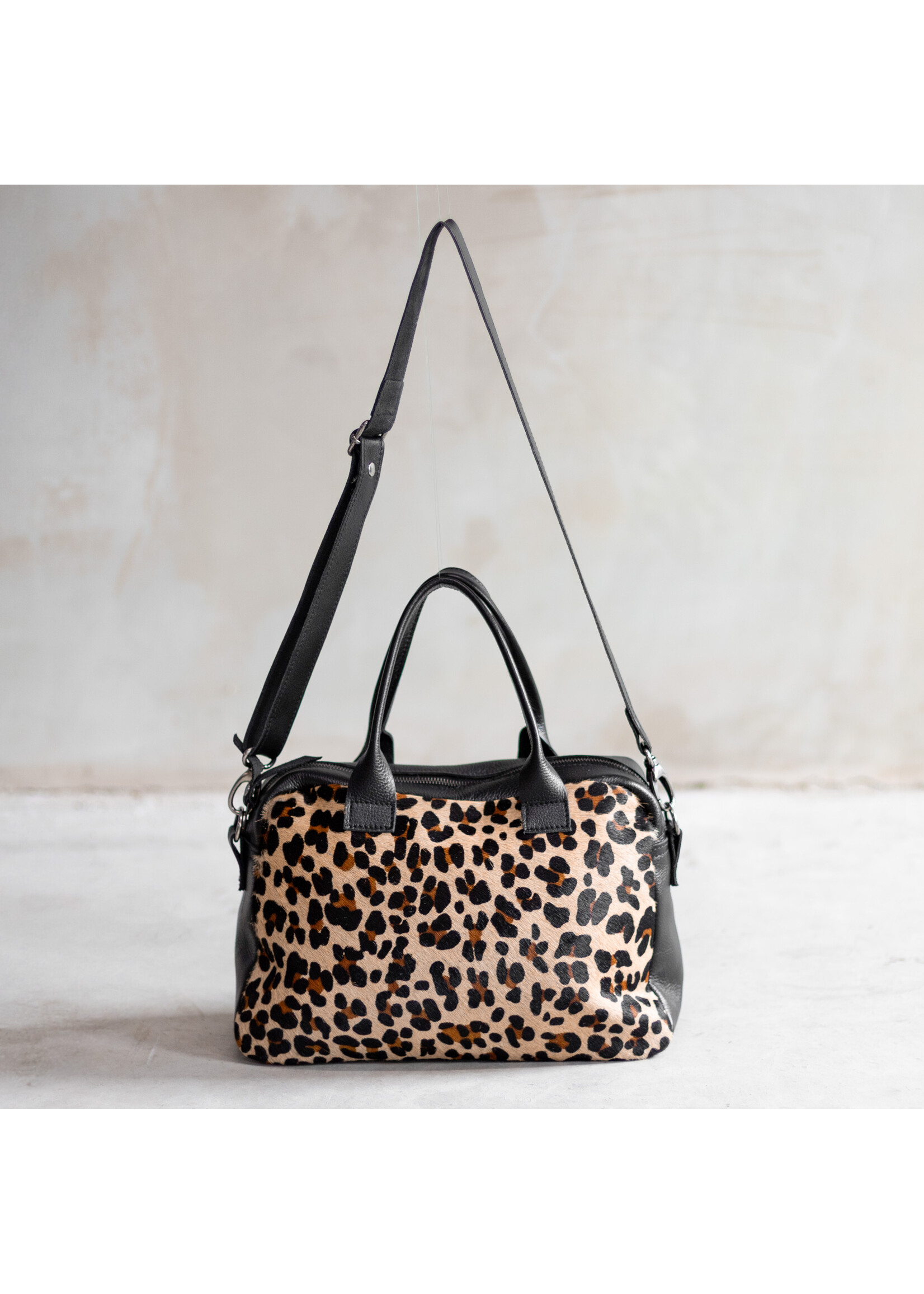 Van Buren sinds 1861 Schoudertas Milou van Zwart Leder en Panter Print Koeienhuid