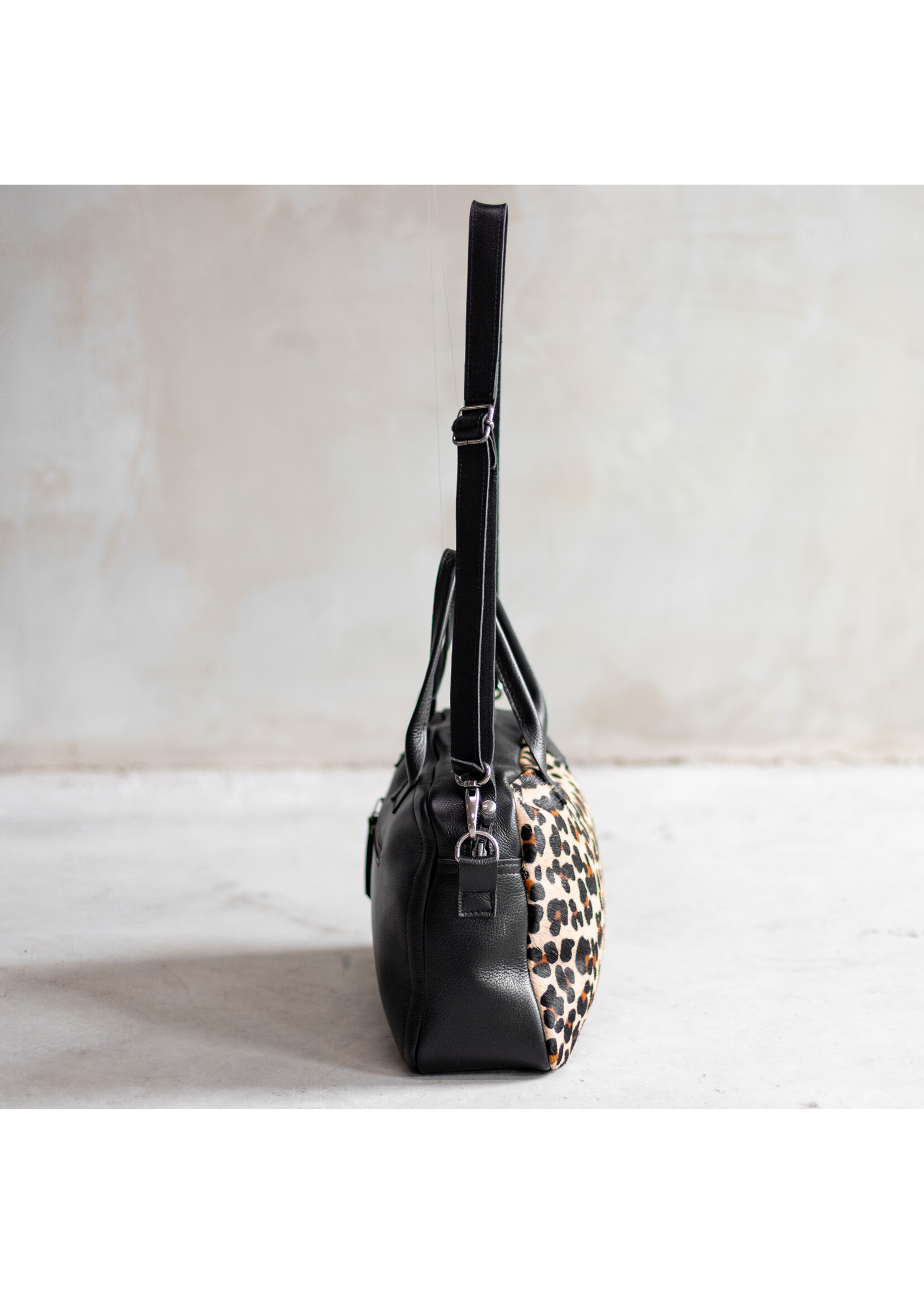 Van Buren sinds 1861 Schoudertas Milou van Zwart Leder en Panter Print Koeienhuid