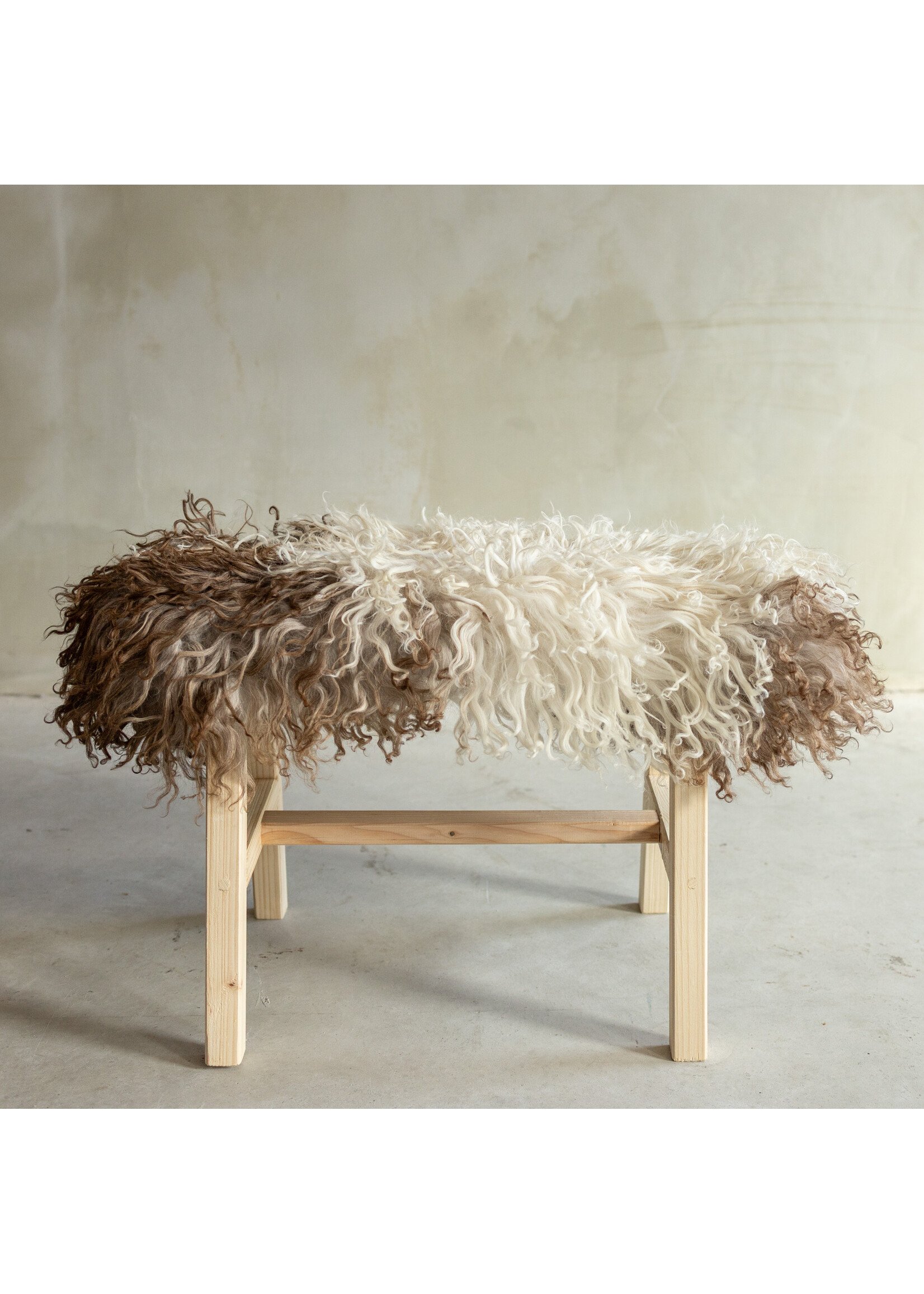 Van Buren sinds 1861 Uniquely Photographed Wooden Bench with Sheepskin - Curly/Mountain Sheep - 70x20x46 cm (LxBxH) - BNK-35