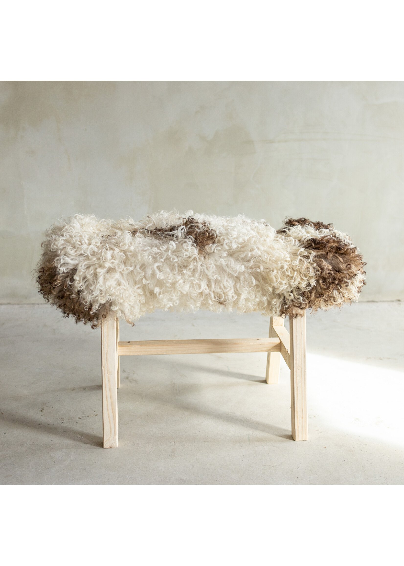Van Buren sinds 1861 Uniquely Photographed Wooden Bench with Sheepskin - Curly/Mountain Sheep - 70x20x46 cm (LxBxH) - BNK-26